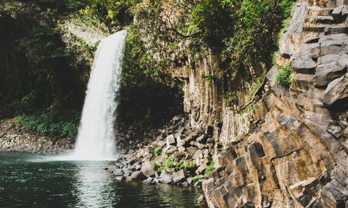 Il va falloir descendre mais à l'arrivée, le Bassin La Paix en vaut la peine ! Immanquable à La Réunion
