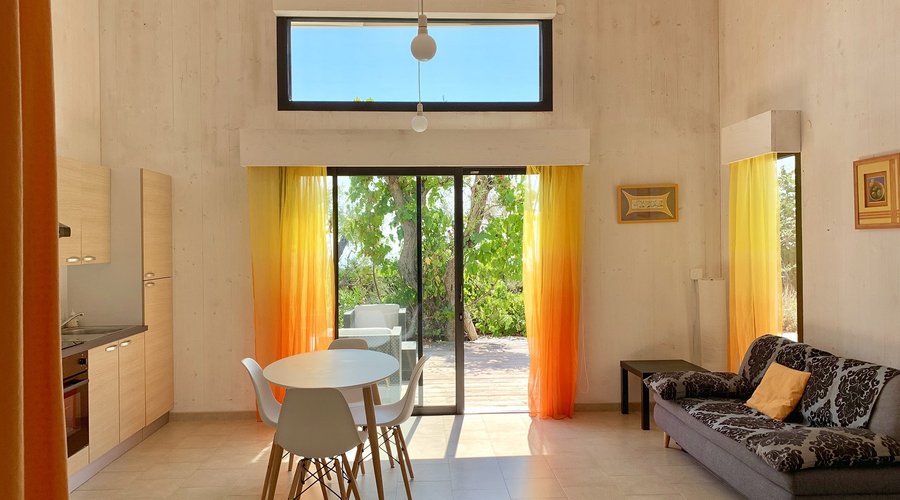 Chambre-suite "Provence" 40m2 avec coin-cuisine, repas, salon, coin nuit (lit 180x200 et canapé convertible pour couchage supplémentaire)