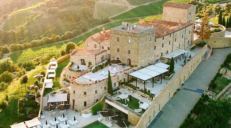 Piscine termali interne esterne collegate produzione propria di olio d’oliva e brunello di montalcino biologico camere rinnovate con acqua termale nella vasca da bagno o vasca idromassaggio thermal pools organic winery 