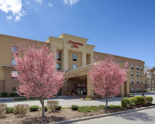 THE 10 CLOSEST Hotels to Residence Inn by Marriott Long Island Garden ...