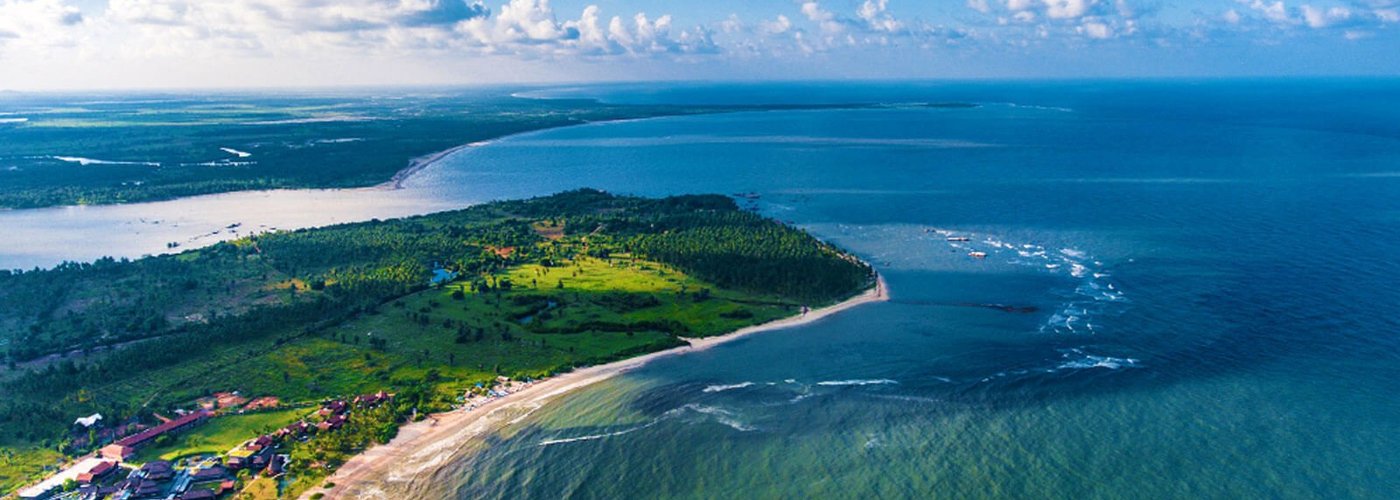 Pasikudah Beach 🏖️🌞 . . You would have visited a number of beaches in your life but would not have visited the famous Pasikuda beach a sight full of natural delights one could see in his life. Swimming in the sea and enjoying sun bath are all exciting plans for your vacations but when you choose this destination you enjoy it better than anywhere else that is the reason tourists came here every year for their vacations.