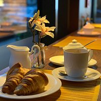 早朝に来ると出来立てのクロワッサンが食べれます。7:00-7:30ぐらいでしょうか?まだ暖かい。 スタッフの方々は、フレンドリーだし、オープンしたてでもあって、内装は綺麗だし。色んなケーキも手作りだし、抹茶ラテもあるし、良いカフェです。