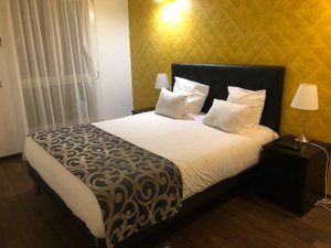 Les Appartements Paris Clichy in Clichy, image may contain: Lamp, Bed, Furniture, Cushion
