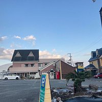 レストランみちしおは国道55号沿いの生見海岸にあり、民宿とレストランが併設されています。サーフィンに来られたお客様は、宿泊はもちろん、日帰りでの有料駐車場のみのご利用も可能、また、お食事だけのご利用も可能となっています。