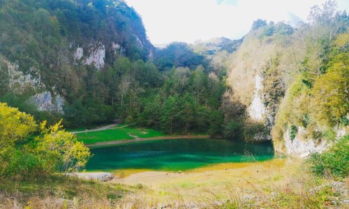 Lago en el recorrido de la Garganta de Kakueta