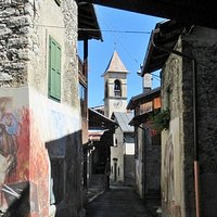 La chiesa tra le case del borgo