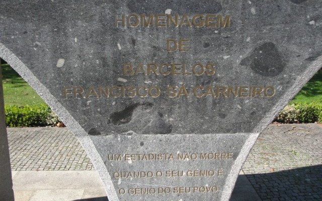 Base do monumento com inscrição.