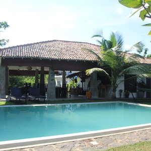 Pool, im Hintergrund die Bar und Restaurant