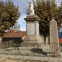 Intéressant de voir que lors de la construction de ce monument, suite à la première guerre mondiale, il y avait un socle puis un poilu. Au fil du temps, (suite à une destruction ?) le poilu a été remplacé par un obélisque. L’obélisque par sa verticalité représente l’essor de l’âme vers le ciel après la mort. L’obélisque a été très utilisé dans l’art funéraire après la guerre car c’est surtout son prix modique qui l’a fait choisir par la plupart des communes.