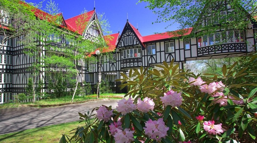 春にはしゃくなげが咲くホテルグリーンプラザ軽井沢の中庭