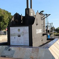 A Bastia, aux abords de la place Saint Nicola vous découvrirez le kiosque du sous-marin Casablanca. C’est le seul élément à ce jour qui reste de ce sous-marin puisque celui-ci a été ferraillé en février 1956.