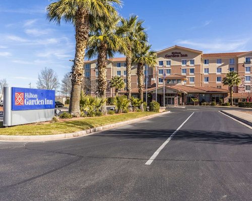 Days Inn By Wyndham Hurricane Zion National Park Area This Utah Hotel Features An Indoor Pool Hot Tub And Guest Rooms With Free Wi Fi And Cable Tv With Hbo Day