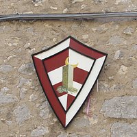 stemma di fianco all'arco