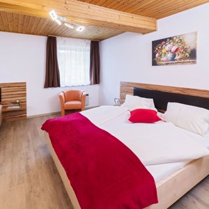 Schlafzimmer für max. 2 Erwachsene und 1 Kind. Hochwertige regionale Tischlerarbeit, vorwiegend aus Birkenholz kombiniert mit Leder. Das Doppelbett hat die Abmessungen 180 x 200 cm und ist mit offenem Ende; das Einzelbett hat die Abmessungen  90 x 200 cm.
