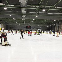 De publieke schaatsbeurt op de ijsbaan.