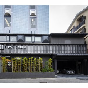 世界遺産・元離宮二条城から徒歩2分。バス停「堀川丸太町」の目の前のため、お出かけにも便利です。