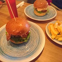 Burger Spicy, Cheeseburger, Frytki
