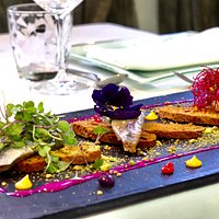 Sardinas ahumadas sobre pan de algas y crema de pitaya roja