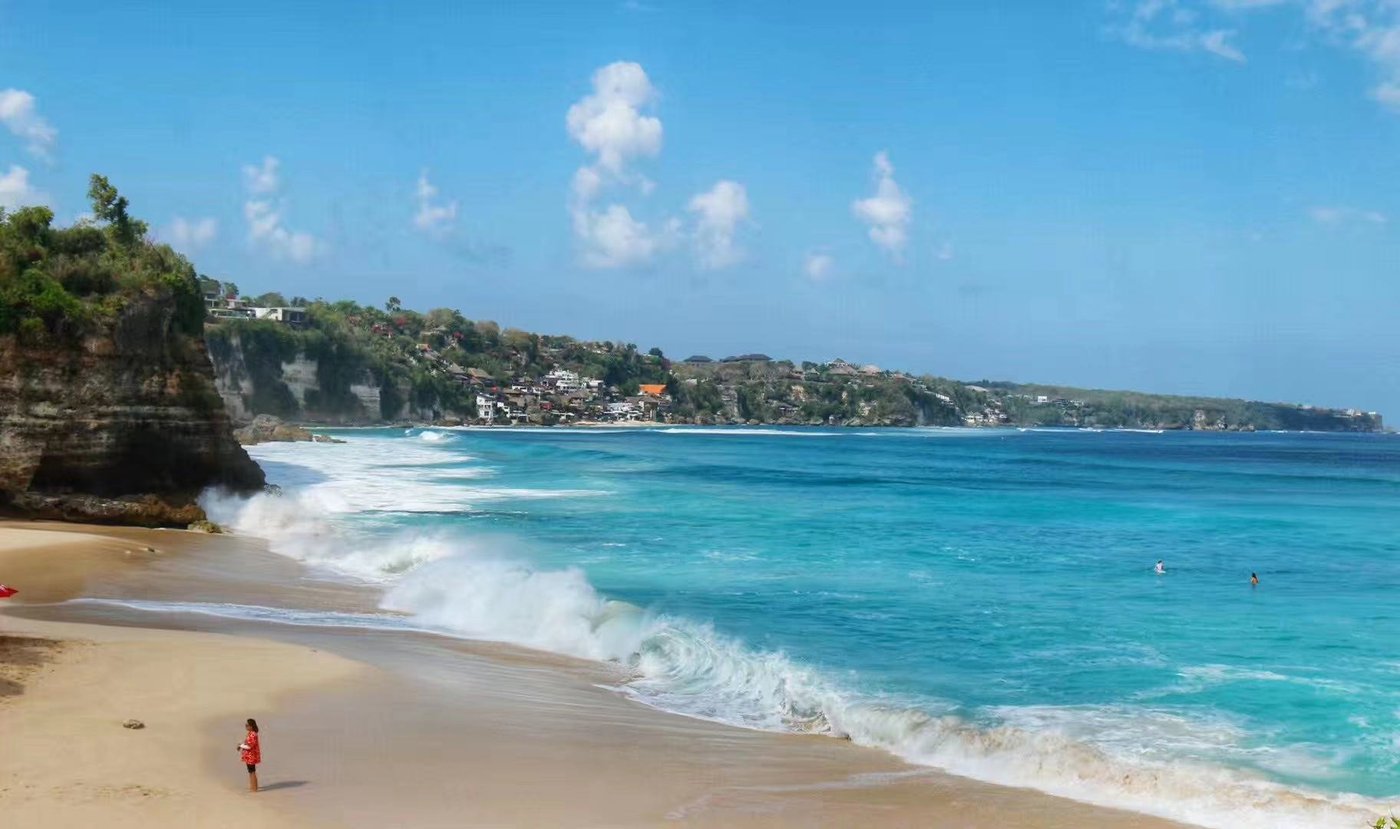Dreamland Beach white sand and cliffs