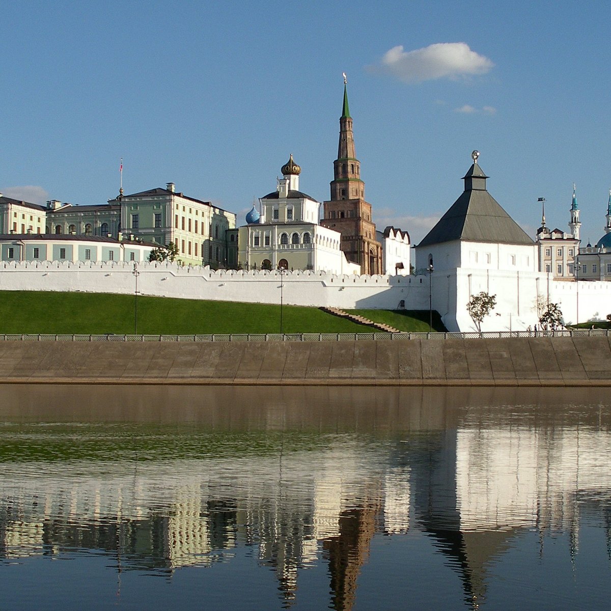 Взрослая казань. Казанский Кремль Поволжье. Казань достопримечательности река. Казань Новгород достопримечательности. Поволжье фото Казань.