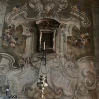 Pulpito ligneo intarsiato, finestrelle laterali, affreschi, interno, putto.