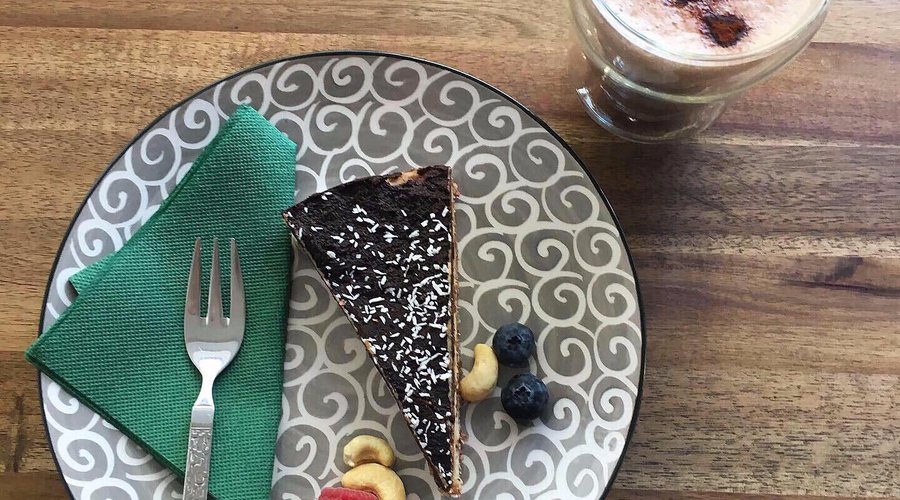 vegan and glutenfree caramelbomb with a hot chocolate