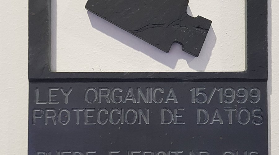 Cartel videovigilancia en pizarra natural