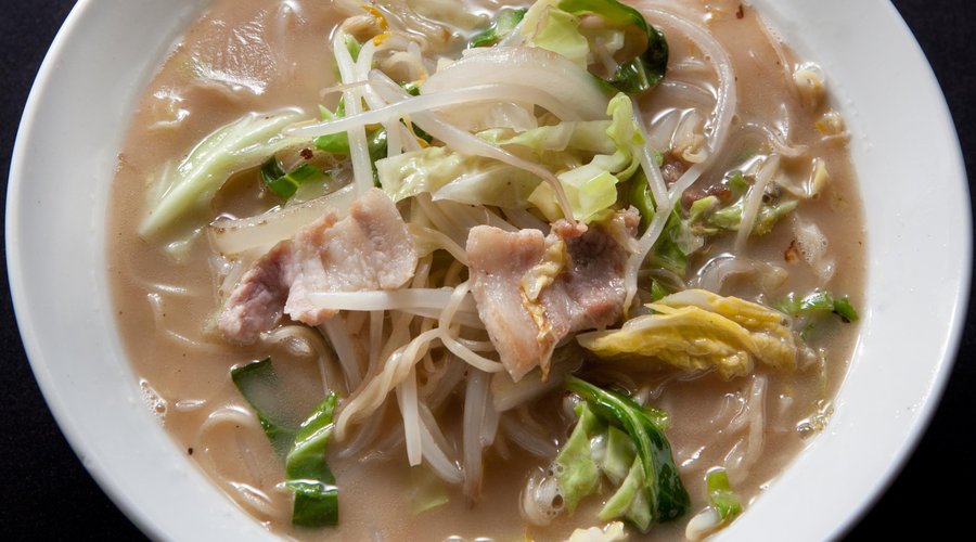 萬山麺
看板麺の白湯煮込み醤油