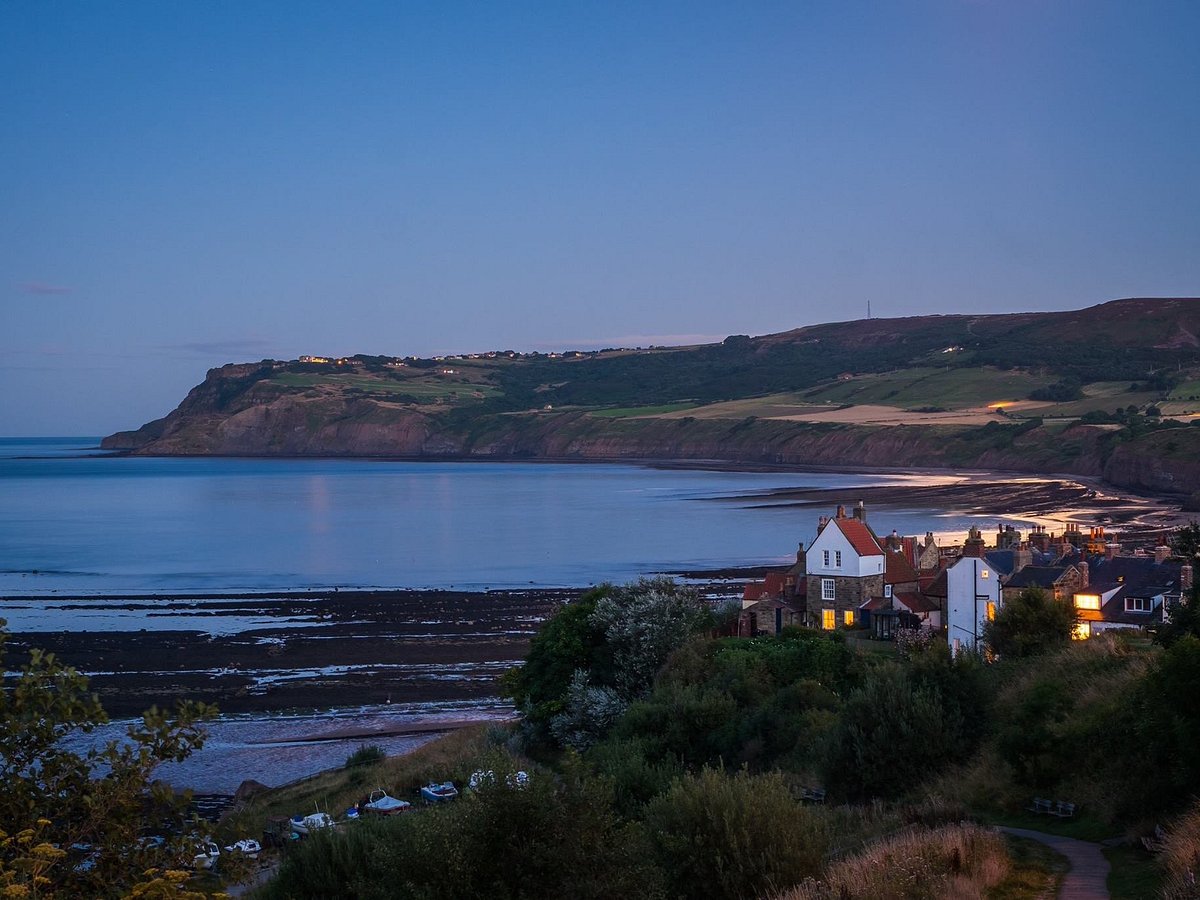 ghost tour robin hoods bay