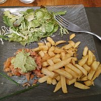 Tartare aux deux saumons (cru et fumé) avec ses délicieuses frites