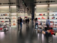 Prada Outlet (Space) (Montevarchi) - 2023 Alles wat u moet weten VOORDAT je  gaat - Tripadvisor