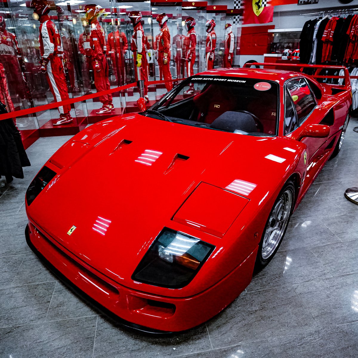 Автомобиль находился. Автомузей Ника Панули Сочи. Ferrari f40 Сочи. Ник Панули музей Сочи. Автомузей Ника панели.