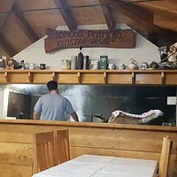 Ambiente caldo e cordiale. Paticija e davvero una ristoratrice professionista. La griglia più bella e buona in zona