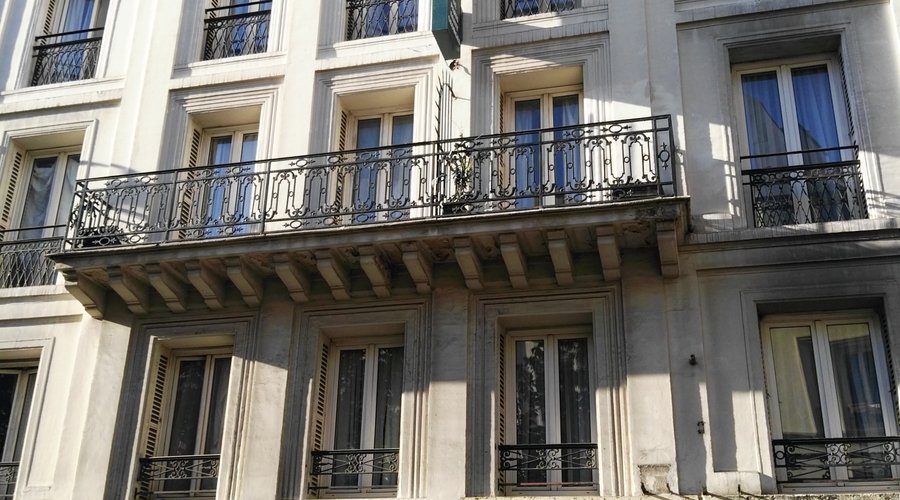 Hotel Saint George, adatto per un soggiorno breve. La struttura è funzionale ma datata e le pulizie non sono profonde. Già la prima sera abbiamo dovuto restituire delle coperte macchiate. Per il cibo non posso esprimere un giudizio dato che, abbiamo prenotato solo pernottamento. La cosa positiva è che,  l'hotel, è in un punto favorevole. Vicino alla metro, al Moulin Rouge, a diversi negozi e ristoranti.
