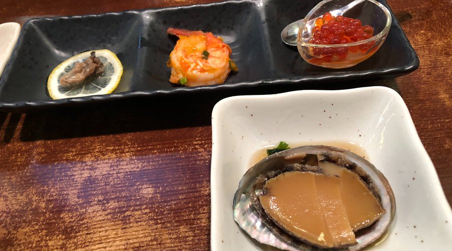 御通しがとにかく豪華。それなりにお値段しますので、御通しの分を考えてオーダーした方がいいです。