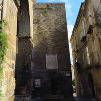 L'ingresso alla cavallerizza (a sx)