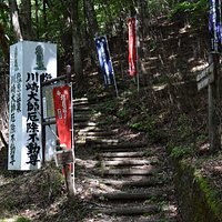 長い階段の周りにはのぼり旗が!