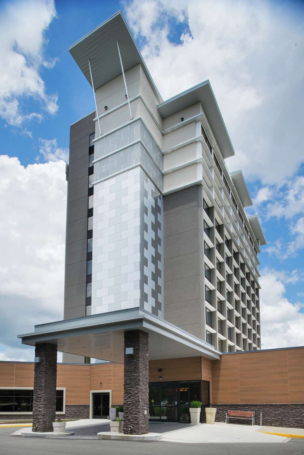 DOUBLETREE BY HILTON RALEIGH CRABTREE VALLEY 98 1 3 7 Updated   Exterior 