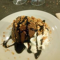 Classico Bunet piemontese che esalta ovviamente il gusto della nocciola, accompagnato da una velata di panna con cioccolata fusa.