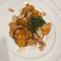 地域の食材が並ぶメニューを見ただけで、シェフのこだわりを感じてワクワクです❗ お料理は、どれもオリジナリティ溢れる逸品揃い。オススメです‼️