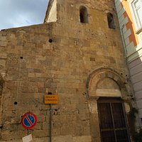 La facciata di San Benedetto, tagliata in due da un palazzo
