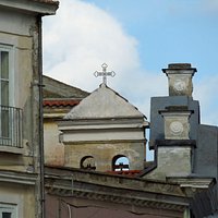 il piccolo campanile a vela della chiesa