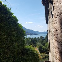 Passeggiata poco impegnativa, ma di grande soddisfazione, adatta a tutti (pochi i tratti ripidi) tranne ai passeggini per i tratti con scalini o sterrati. Il panorama che si gode nella sua intera lunghezza merita davvero. Interamente al sole, ombreggiata in parte, si percorre in un'oretta partendo da Moltrasio fino a Carate Urio.