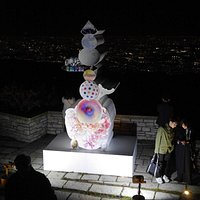 夜間はこのようにライトアップされるものも!