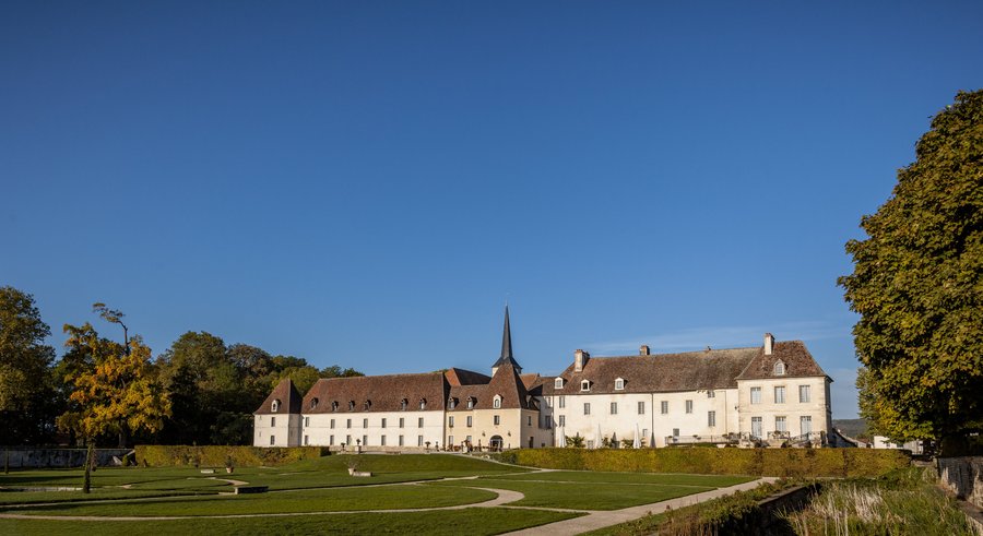 vue de la façade depuis le jardin
