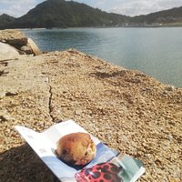 海辺でパン