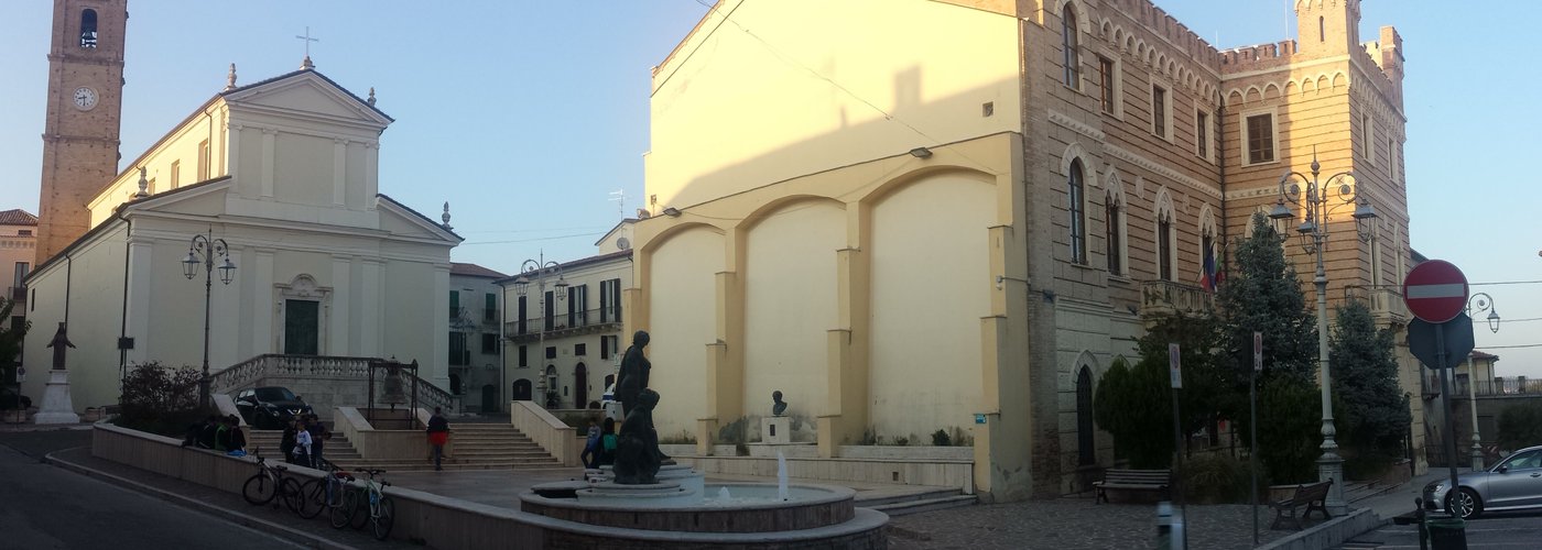 bellissima piazza, con chiesa di s. Martino, la fontana e il municipio accanto...