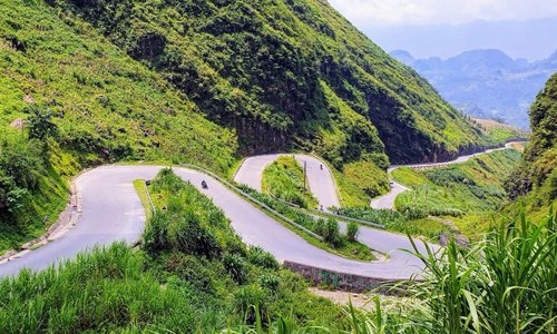 Dốc Thẩm Mã là con đường đèo uốn lượn nằm trên quốc lộ 4c chạy từ Hà Giang đến huyện Mèo Vạc. Dốc Thẩm Mã là một đoạn đèo có chín khúc uốn lượn cực kì nổi tiếng ở Hà Giang, đây là một cung đường quen thuộc cho những người trẻ yêu thích khám phá, thích chinh phục sự mạo hiểm và chiêm ngưỡng cảnh đjep thiên nhiên hùng vĩ khi đến với mảnh đất địa đầu của tổ quốc.  