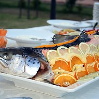 Durante il periodo estivo la nostra tavola si arricchisce anche di piccoli Menu di Pesce.