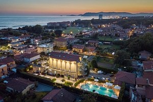 Hotel Villa Tiziana in Marina di Massa, image may contain: Waterfront, Resort, Building, Outdoors